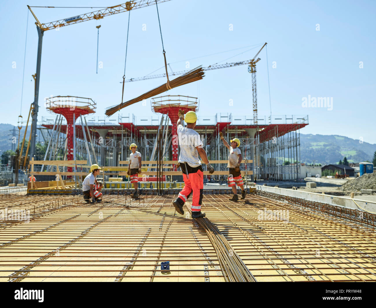 Die Arbeiter auf der Baustelle Vorbereitung Eisenstangen Stockfoto