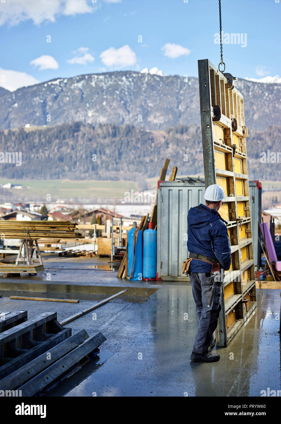Bauarbeiter Positionierung sperrholz Stockfoto
