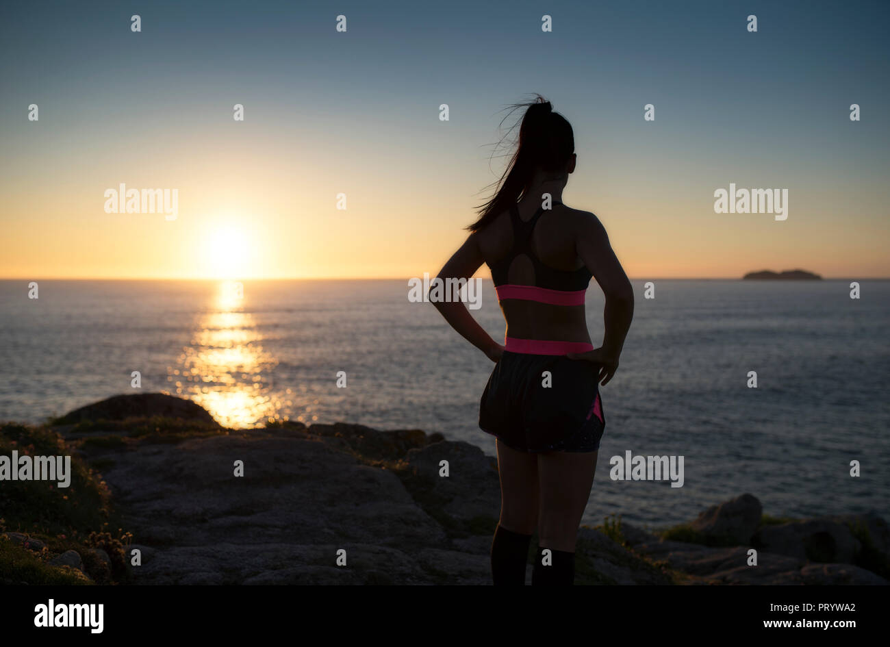 Sportliche Frau suchen Sonnenuntergang Stockfoto