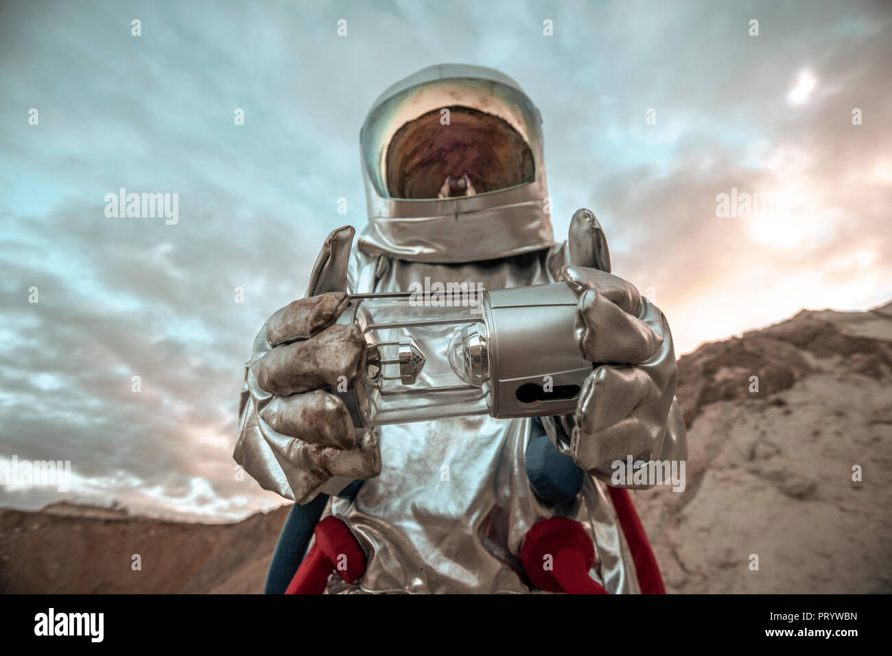 Spaceman namenlosen Planeten erkunden, holding Analyzer Stockfoto