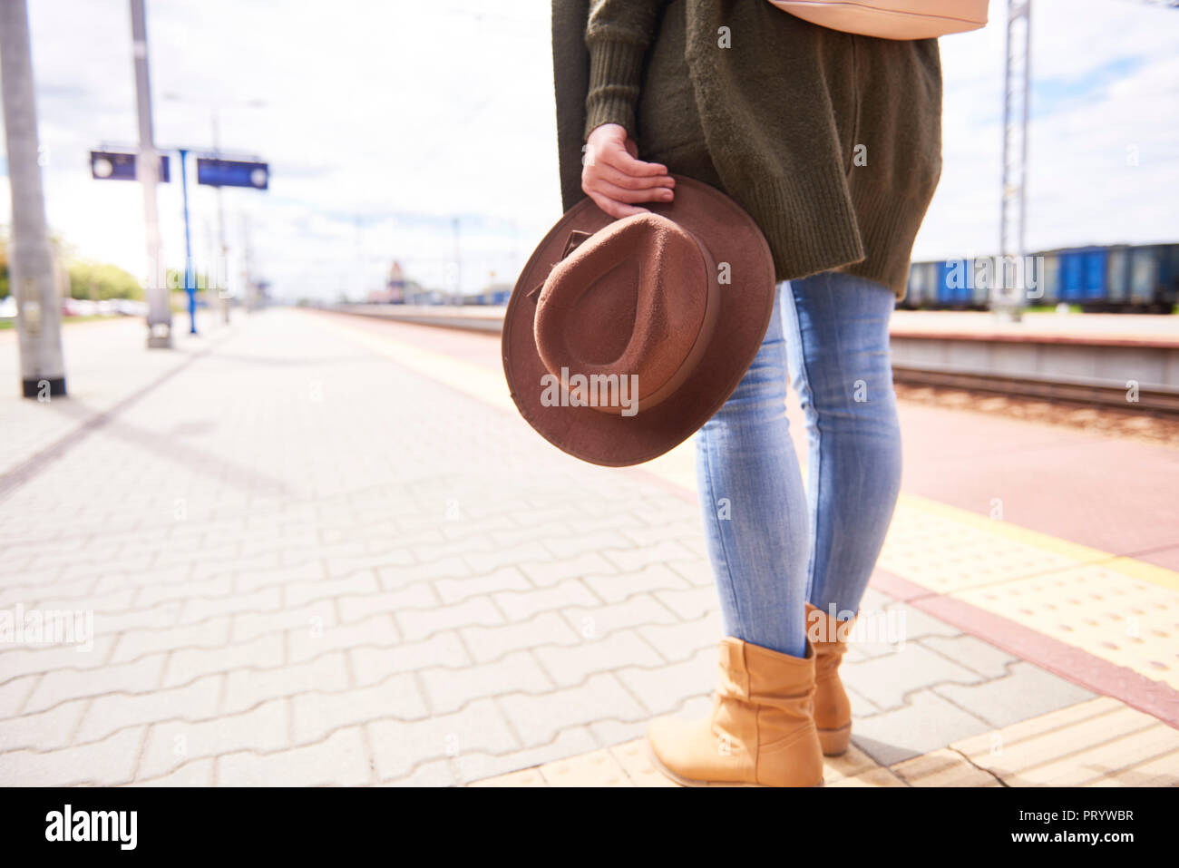 Frau mit braunen Hut an Plattform warten, Teilansicht Stockfoto