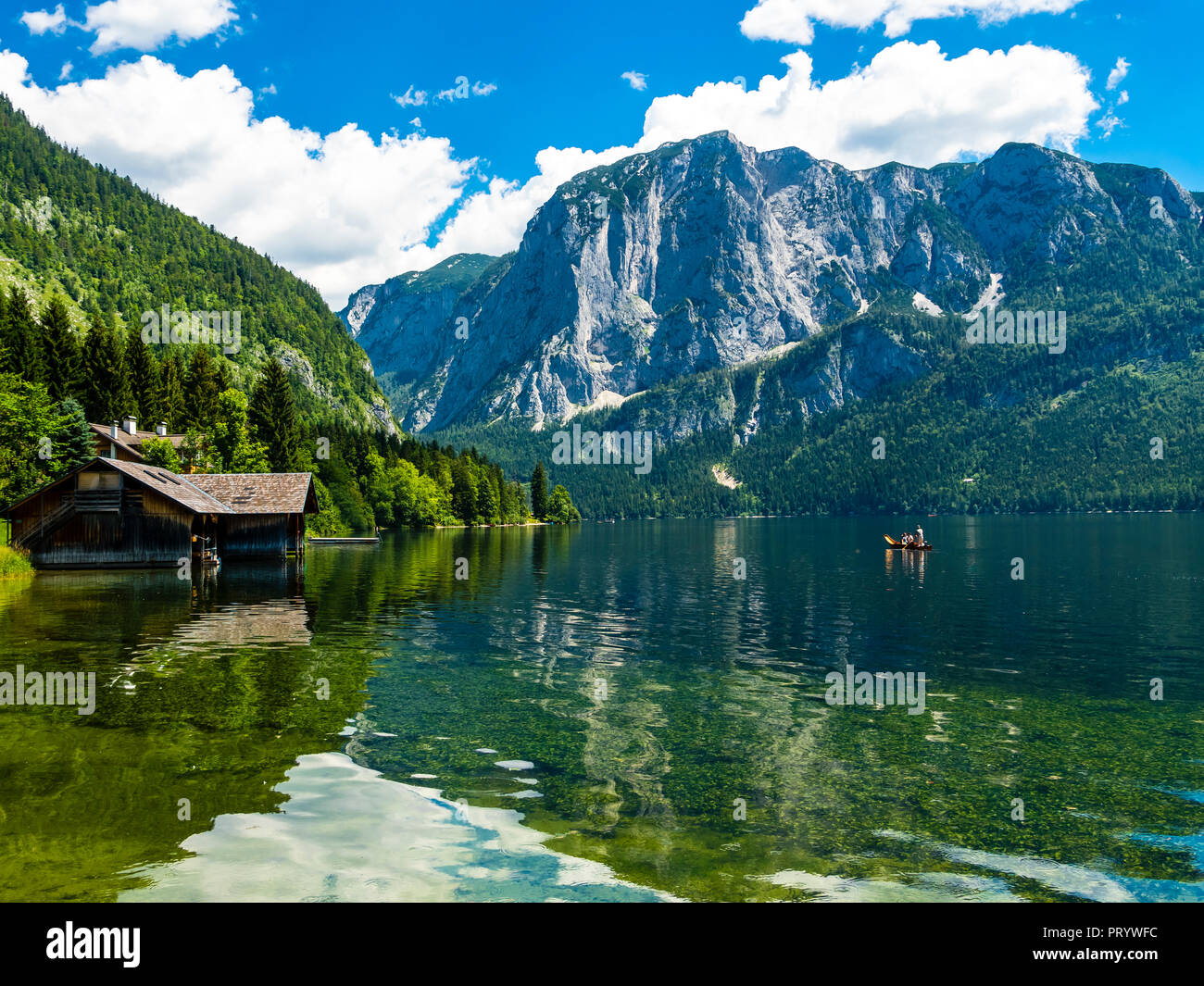 Österreich, Steiermark, Altaussee, Bootshaus am Altausseer See mit trisselwand an im Hintergrund Stockfoto