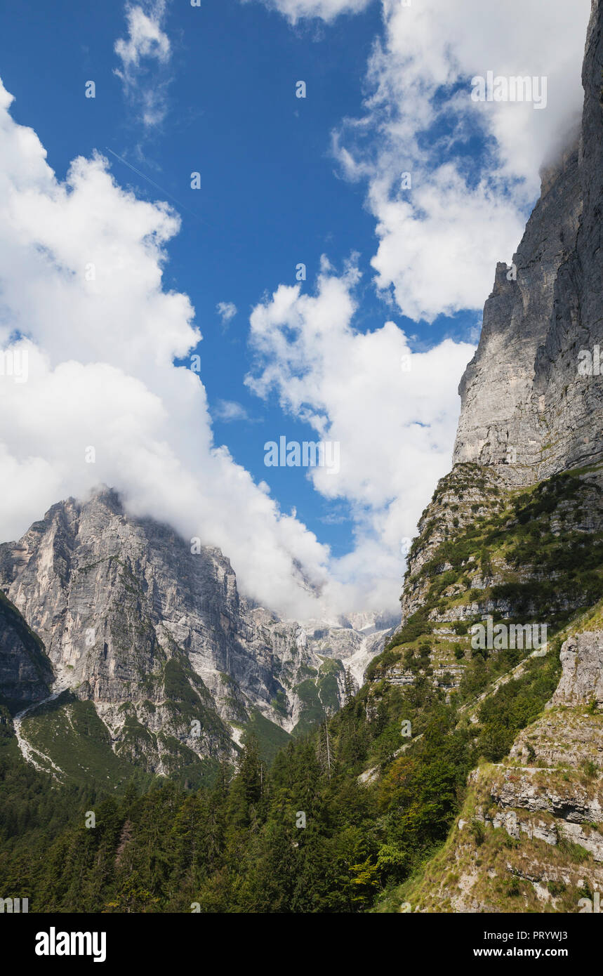 Italien, Trentino, Dolomiten, Parco Naturale Adamello Brenta, Croz dell'Altissimo rechts Stockfoto