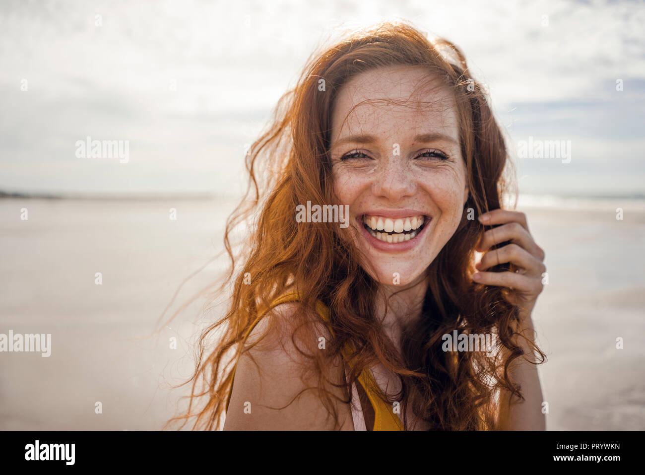 Bildnis eines rothaarigen Frau, Lachen glücklich am Strand Stockfoto