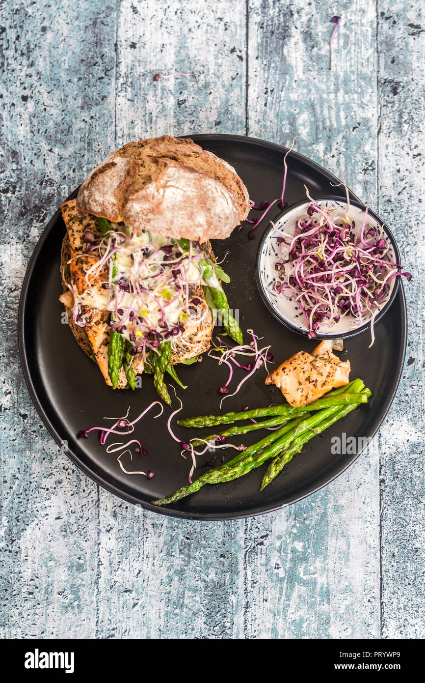 Lachs Burger mit grünem Spargel und Rote Kresse auf Platte ...