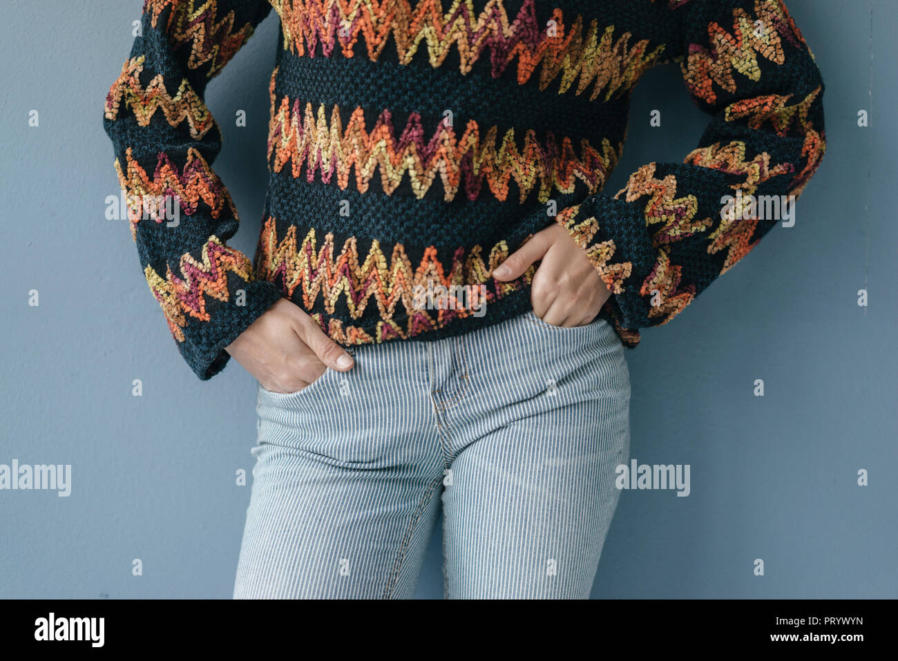 Frau mit Händen in den Taschen Stockfoto