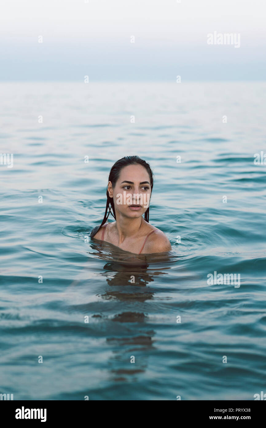 Schöne Frau am Strand, Schwimmen im Meer Stockfoto