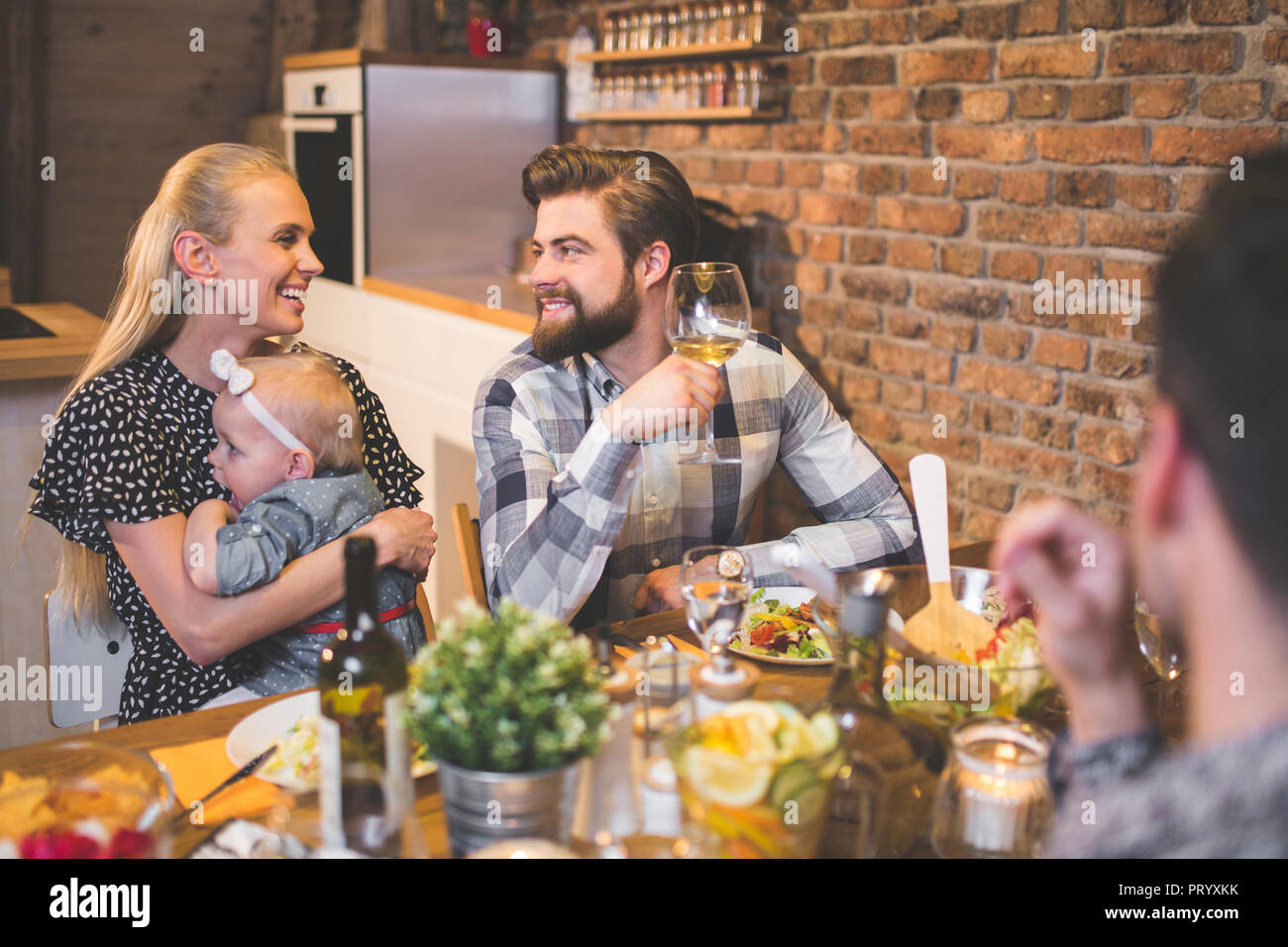 Familie und Freunde zum Abendessen genießen, Essen, Trinken, Spaß haben Stockfoto