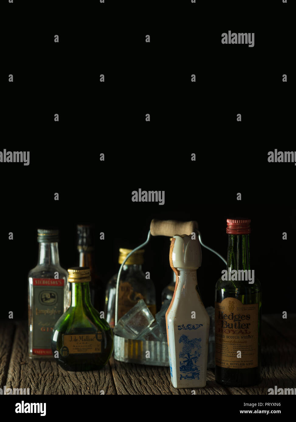 CHIANG MAI, Thailand, 21. April 2017: Die 40 Jahre alte Probe whisky Flaschen mit Eiswürfel Stockfoto