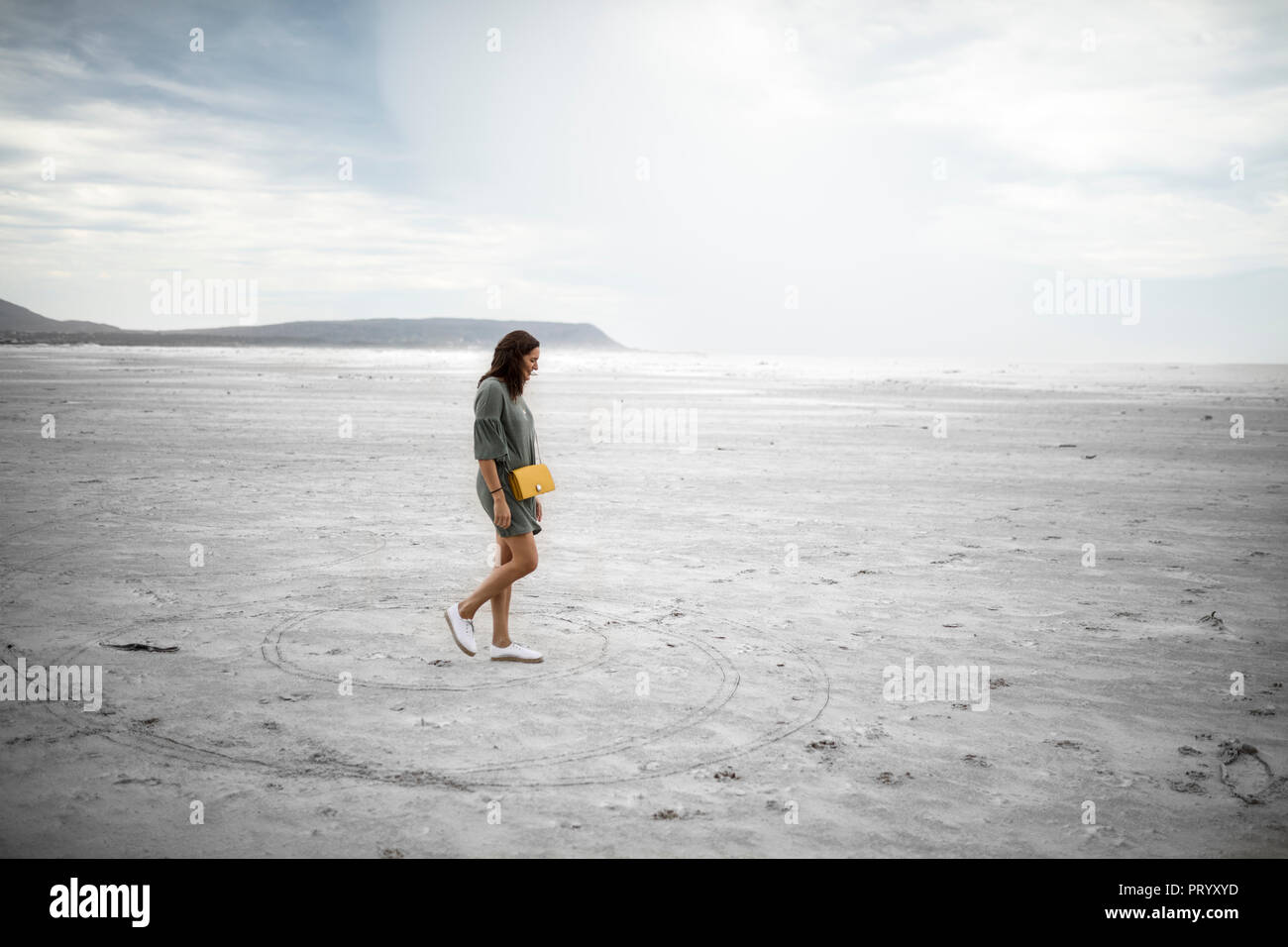 Südafrika, Western Cape, Noordhoek, Frau zu Fuß am Strand Stockfoto
