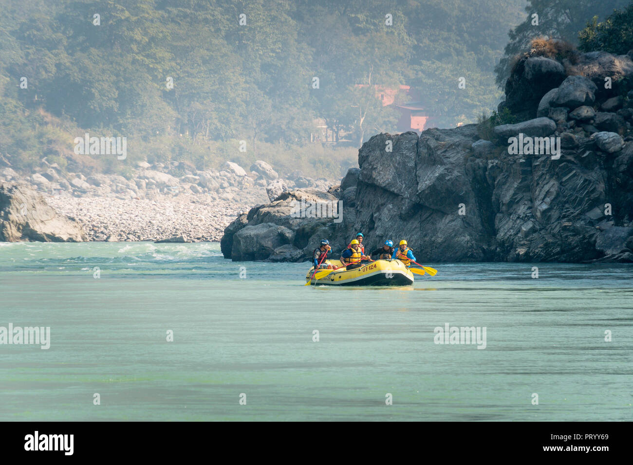 Junge Personen Rafting auf dem Ganges in Rishikesh, extreme und Spaß Sport an touristische Attraktion. Rishikesh Indien. 10. Januar 2018. Stockfoto