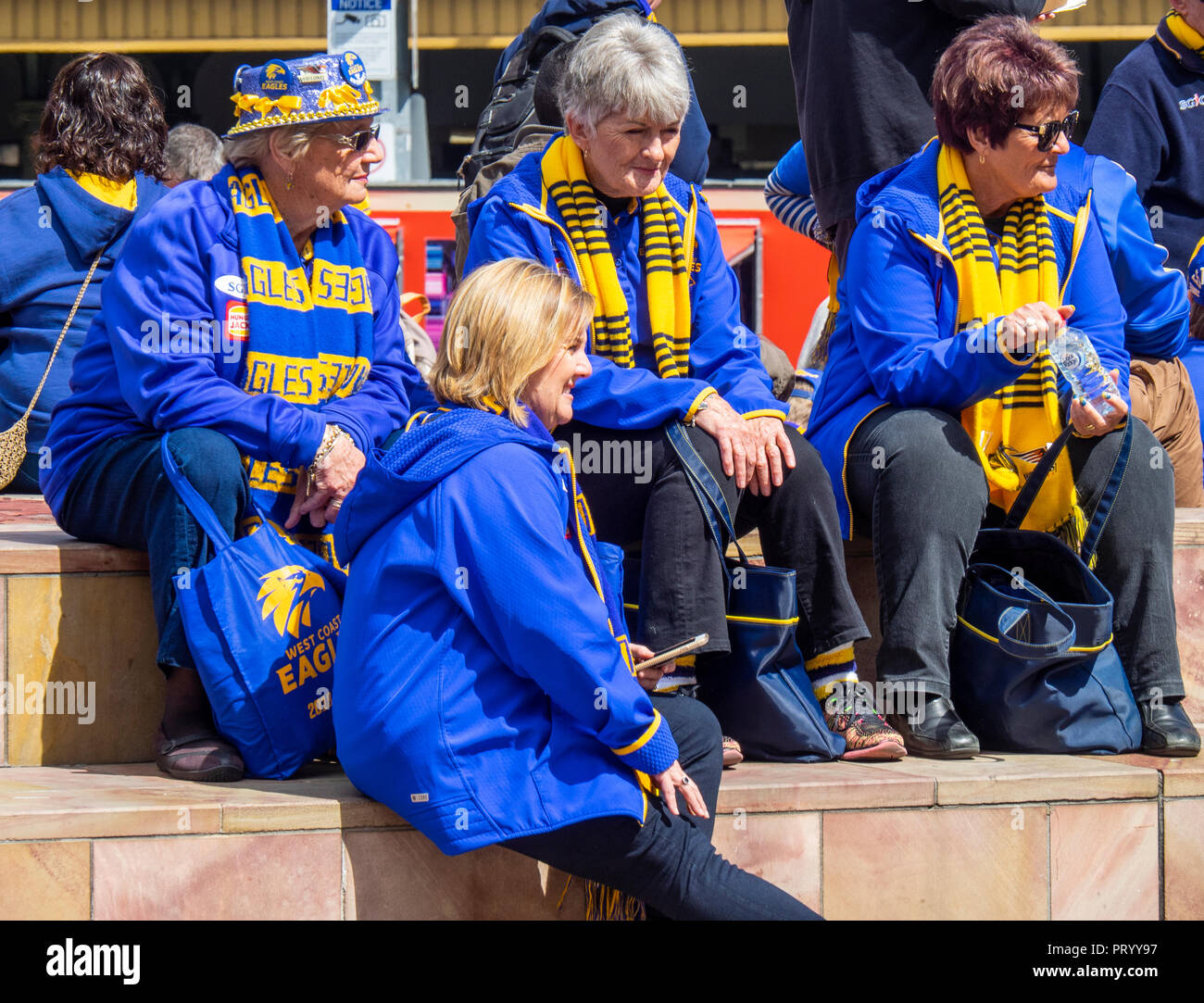 West Coast Eagles fans Versammlung am Federation Square vor gemeinsam marschieren die 2018 AFL Grand Final. Stockfoto