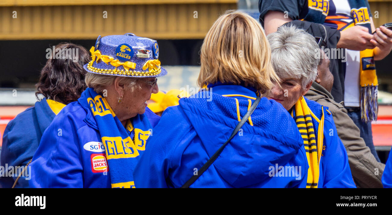 West Coast Eagles fans Versammlung am Federation Square vor gemeinsam marschieren die 2018 AFL Grand Final. Stockfoto