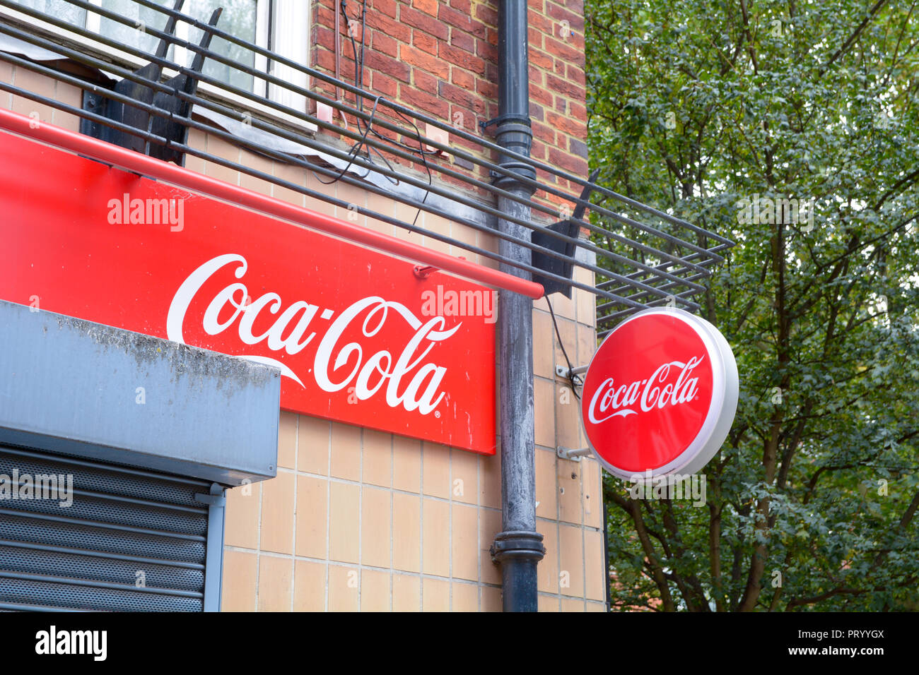 Coca-Cola Zeichen an der Wand außerhalb Cafe Stockfoto