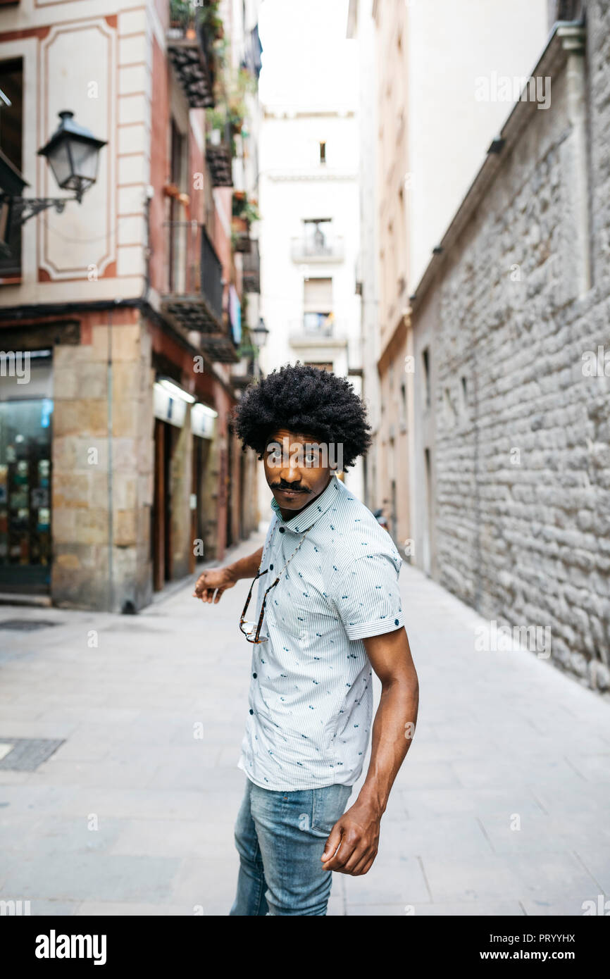 Spanien, Barcelona, Porträt der Mann mit Schnurrbart und lockiges Haar Stockfoto