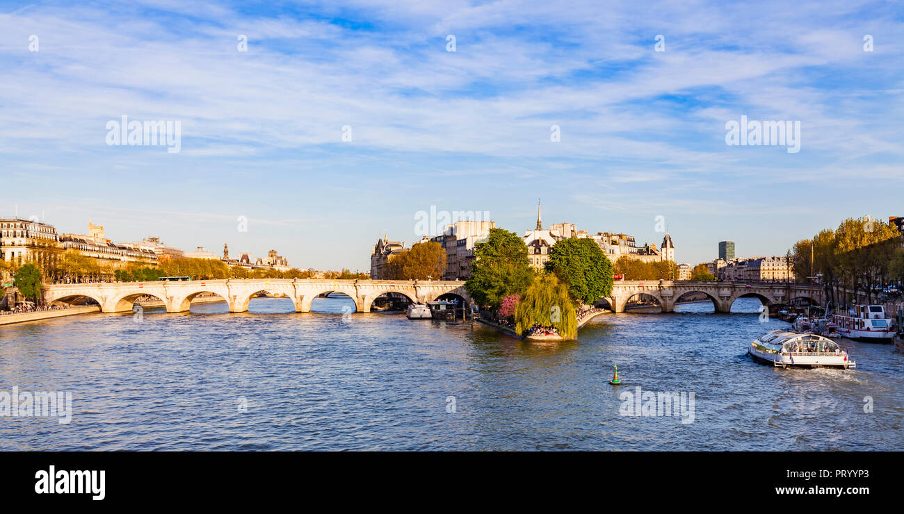Frankreich, Paris, Pont Neuf und touristische Bootsfahrt auf der Seine tiver Stockfoto