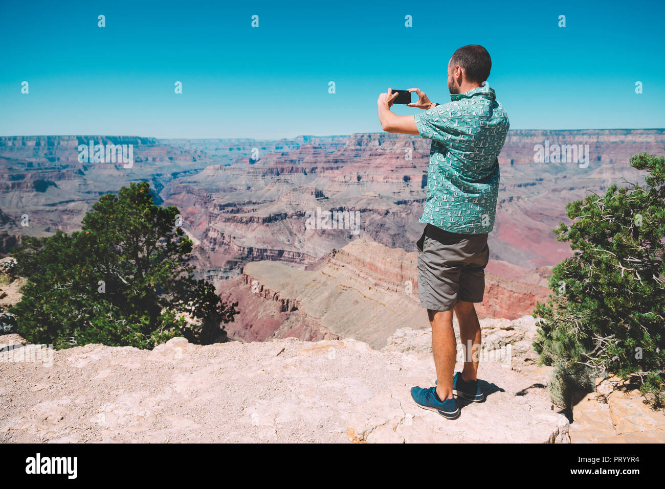 USA, Arizona, der Grand Canyon National Park, Grand Canyon, Mann die Bilder mit Smartphone Stockfoto