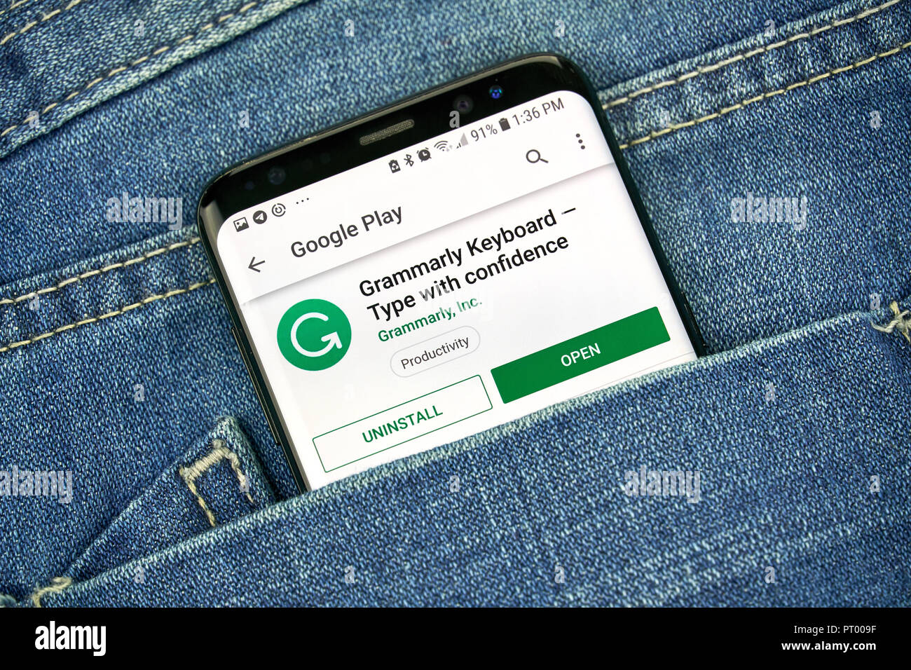MONTREAL, KANADA - 4. OKTOBER 2018: Grammarly Grammatik prüfen Android mobile App auf s8 Bildschirm in eine Jeans Tasche. Grammarly ist eine englischsprachige writin Stockfoto