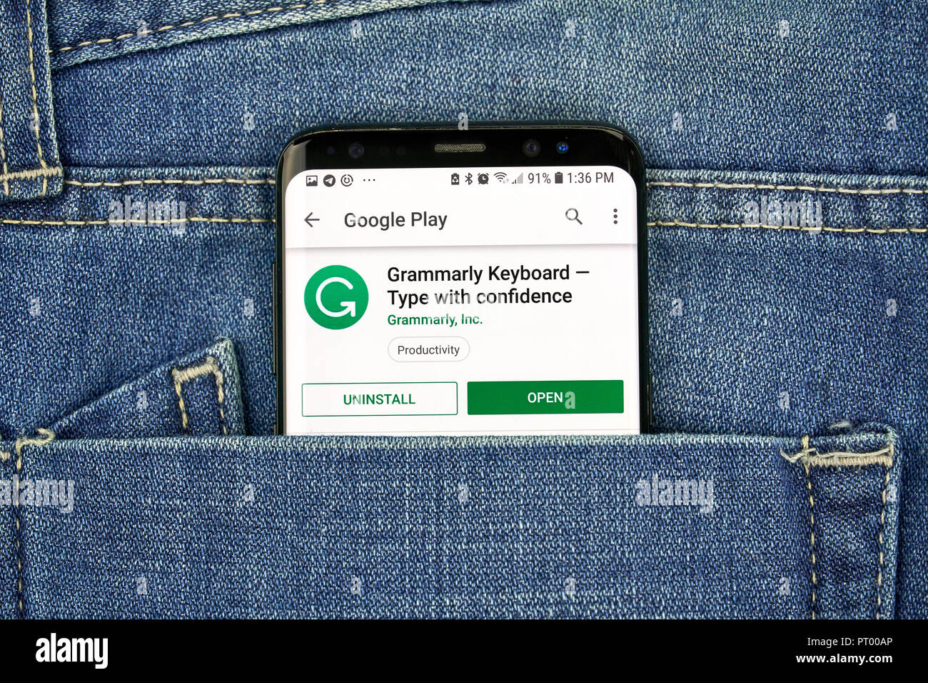 MONTREAL, KANADA - 4. OKTOBER 2018: Grammarly Grammatik prüfen Android mobile App auf s8 Bildschirm in eine Jeans Tasche. Grammarly ist eine englischsprachige writin Stockfoto