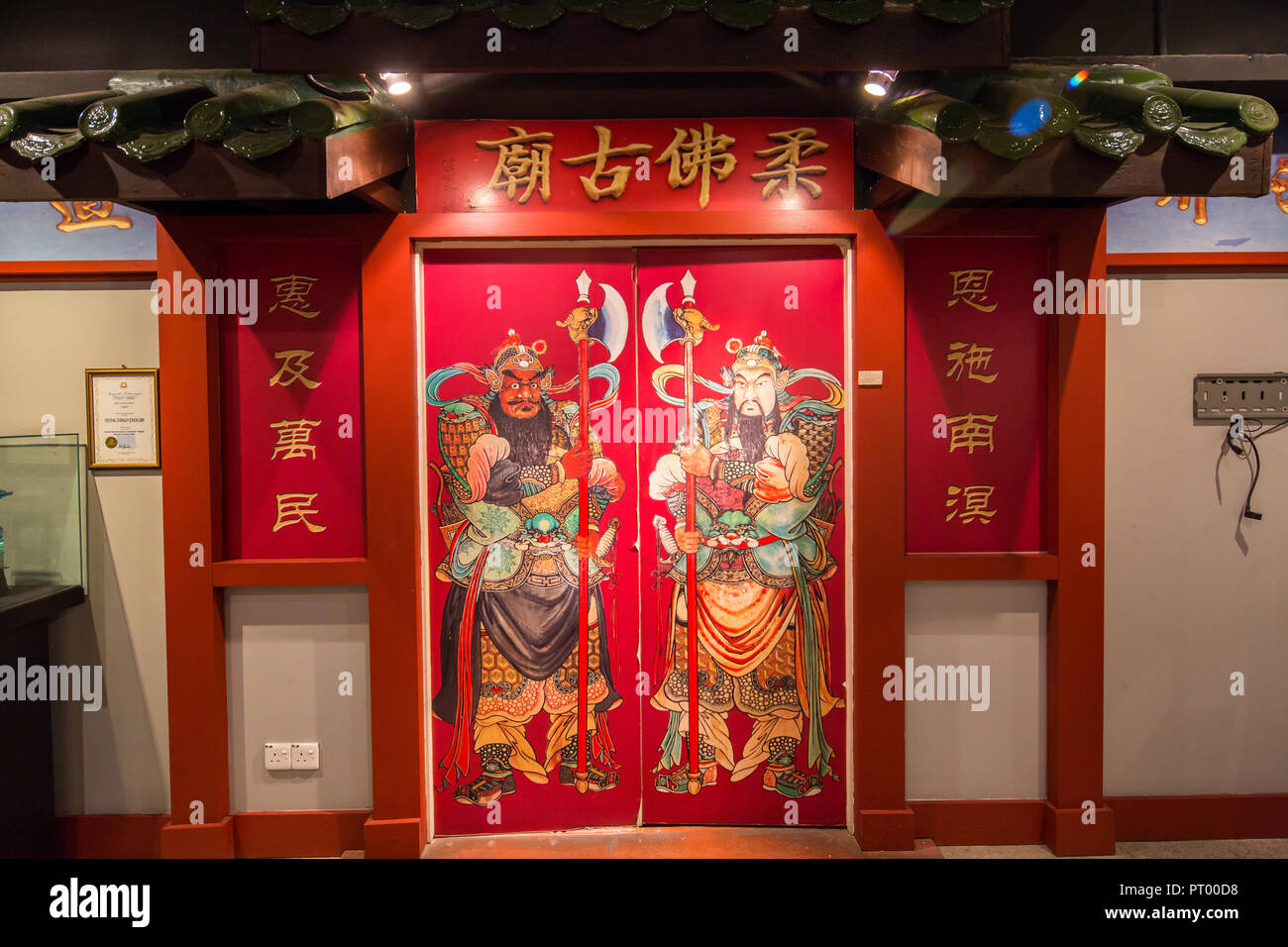 Eine rote Tür mit Gottheiten oder bekannt als Men Shen, Johor Bahru Chinese Heritage Museum. Malaysia. Stockfoto