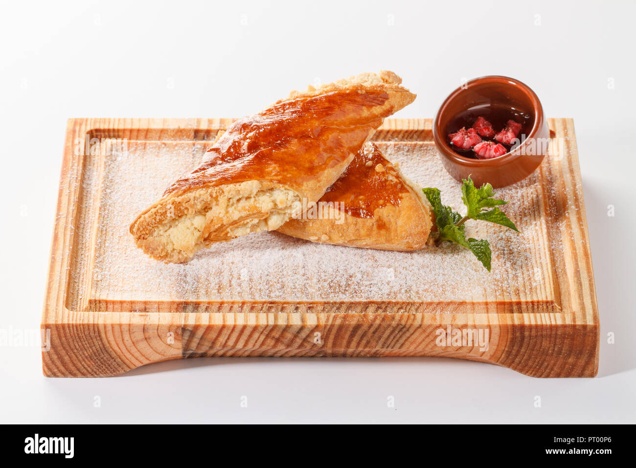Traditionelle armenische gata. Blätterteig-Knödel mit Zuckerfüllung. Serviert auf einem Holzbrett. Stockfoto
