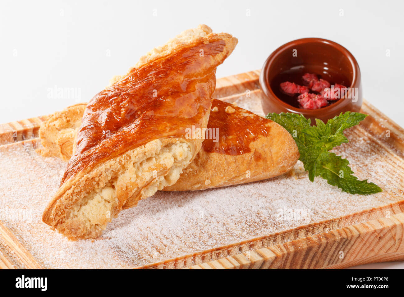Traditionelle armenische gata. Blätterteig-Knödel mit Zuckerfüllung. Serviert auf einem Holzbrett. Stockfoto