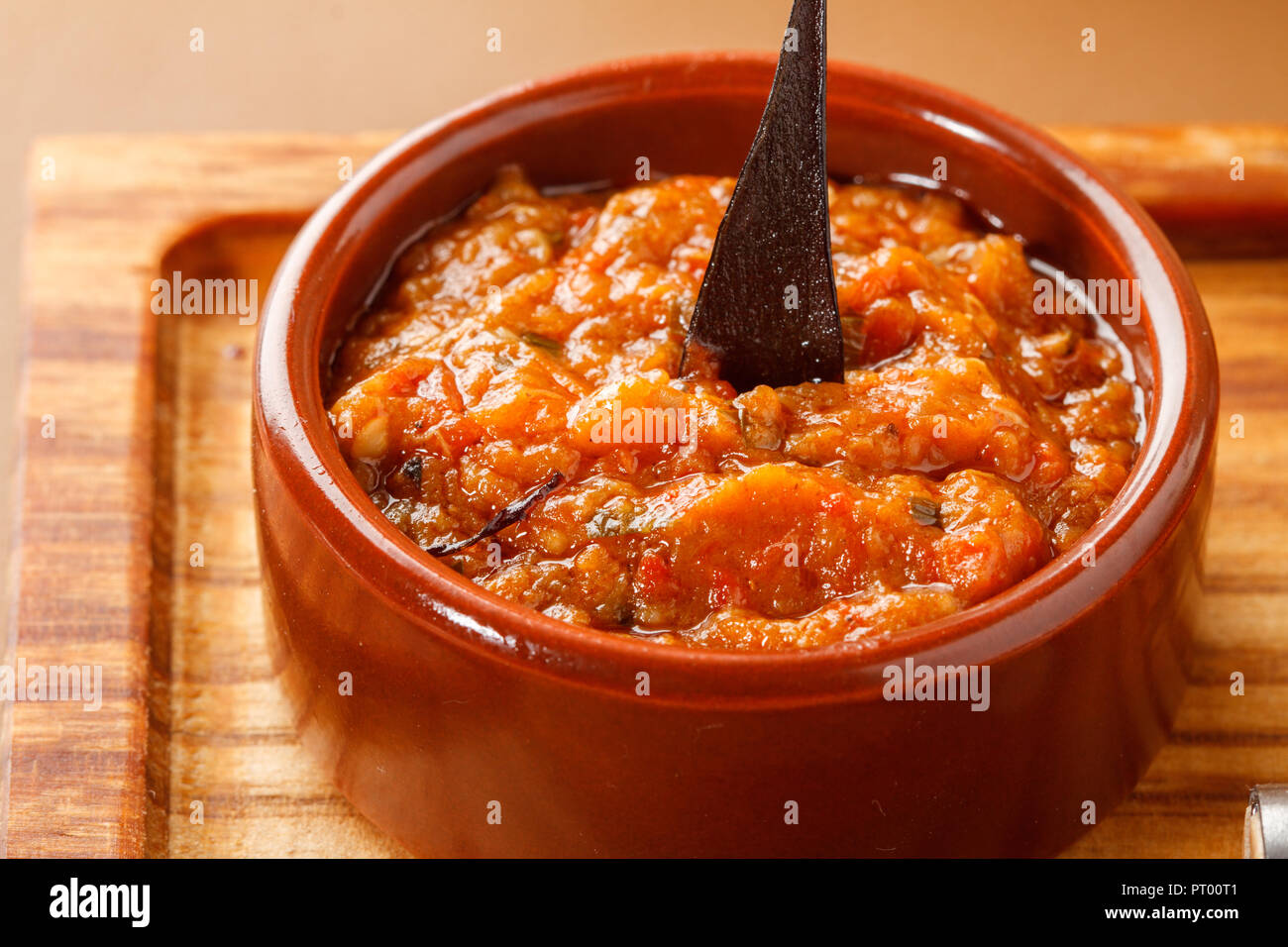 Nahaufnahme des Auberginen-Kaviars. Stockfoto