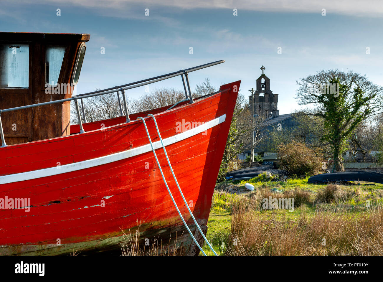 Roundstone, Connemara, Galway, Irland, 04/2018, heruntergekommene Fischerboote links nach Verfall neben der Bucht von Connemara. Stockfoto