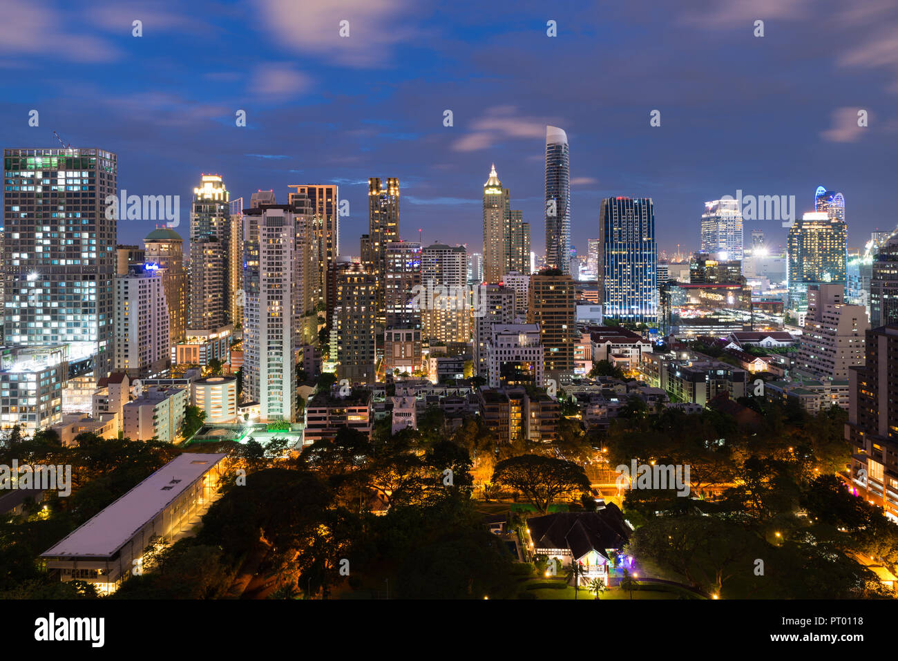 Bangkok Stadtbild in der Abenddämmerung. Landschaft von Bangkok business Gebäude in der Innenstadt herum. Modernes hohes Gebäude im Geschäftsviertel, in der Nacht in Thailand Stockfoto
