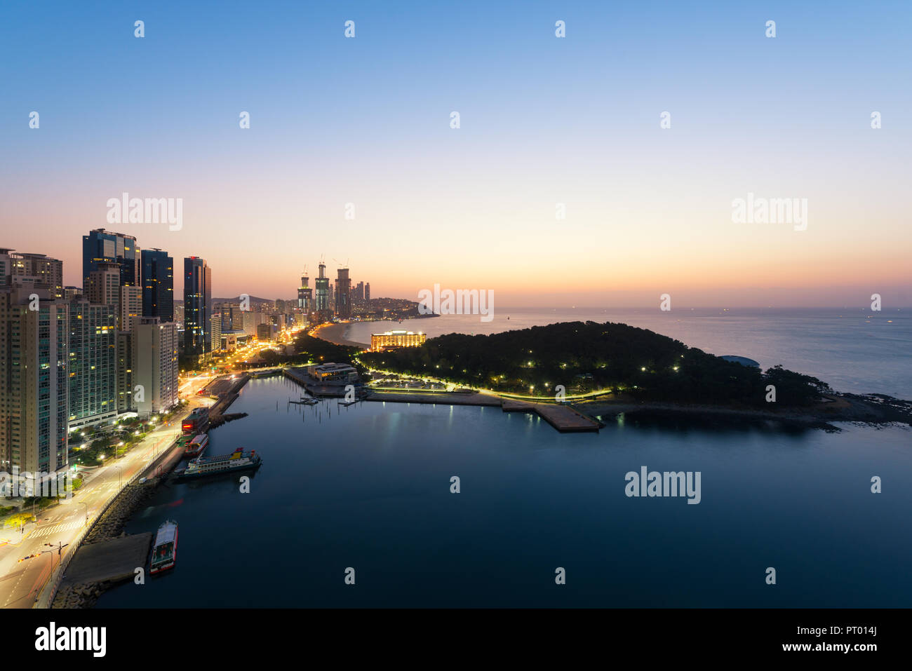 Sonnenaufgang am Haeundae Beach in Busan. Haeundae Beach ist der beliebteste Strand in Busan in Südkorea. Stockfoto