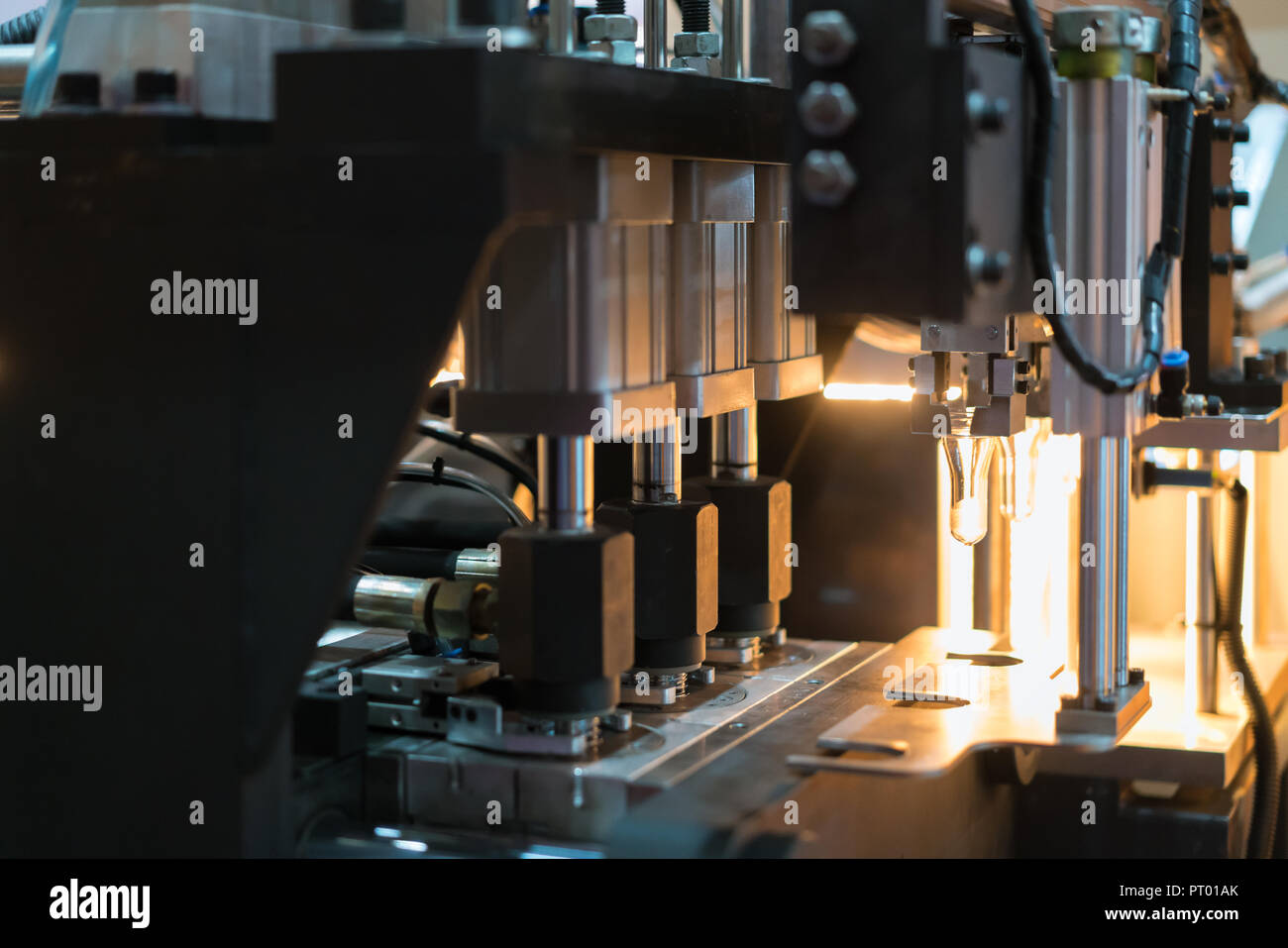 Automatische PET/Kunststoff Flasche Blasformmaschine in der Fabrik arbeiten. Smart Factory mit 4.0-Technologie. Stockfoto