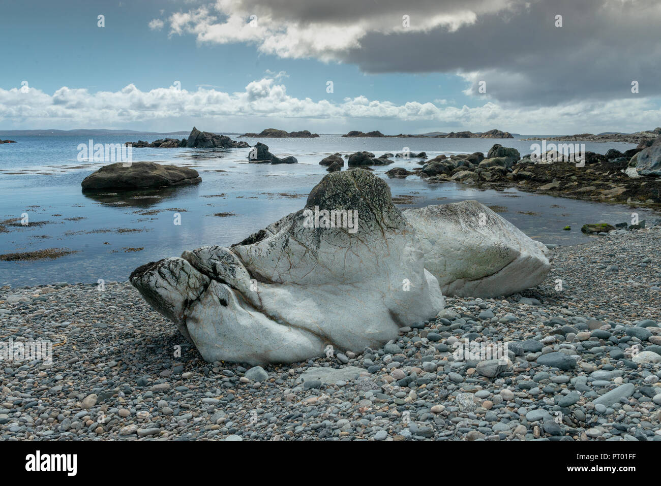 Irland, Inish Boffin Island, Co Galway, seltsame Felsformation am Strand. Stockfoto