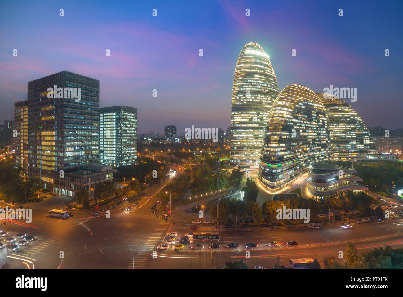 Peking Stadtbild und berühmte Gebäude in WangJing Soho Bereich in der Nacht in Peking, China. Stockfoto