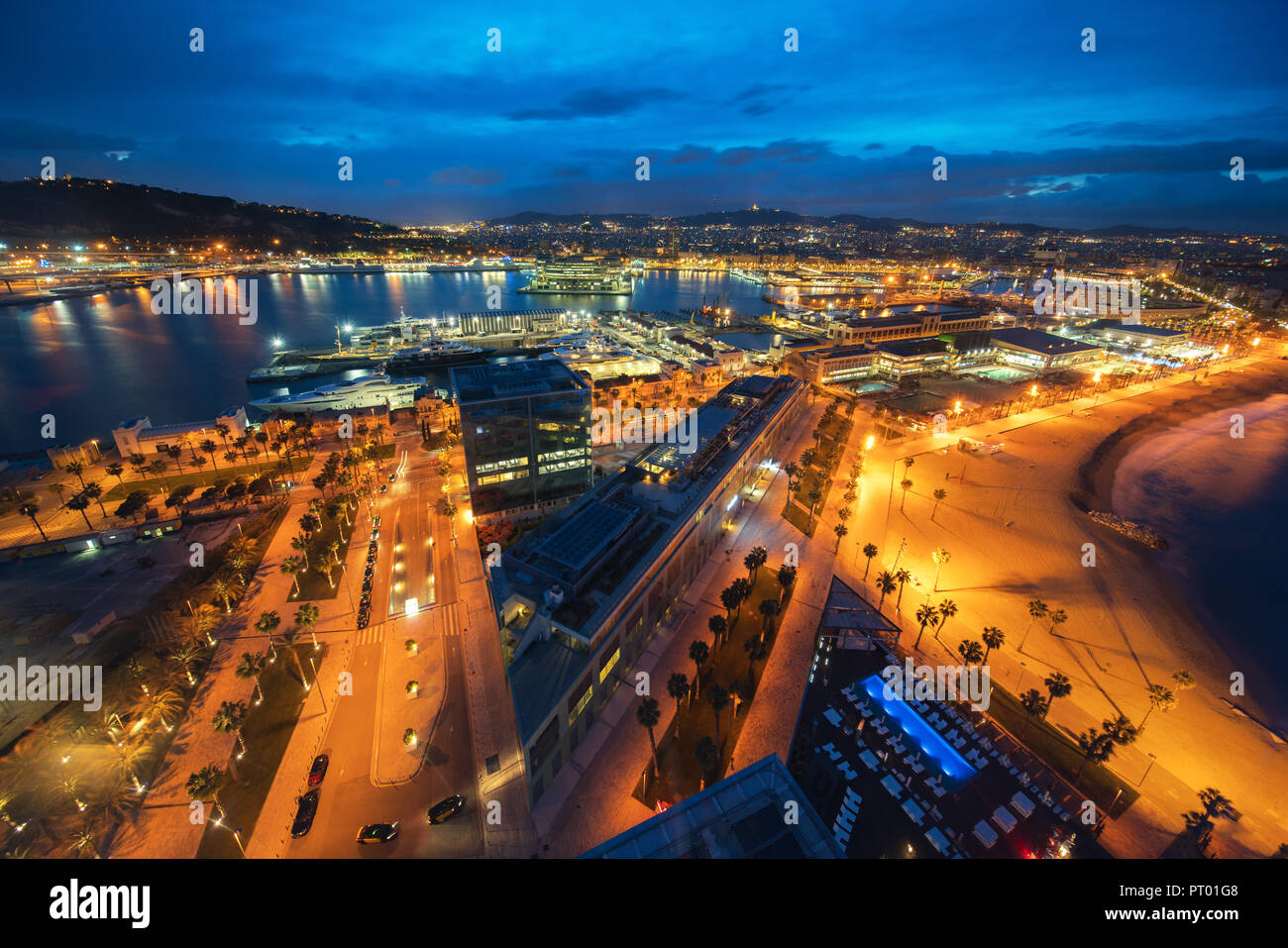 Barcelona Stadt und Hafen, öffentliche Promenade und Seilbahn in Barceloneta in Abend in Barcelona, Katalonien, Spanien Stockfoto