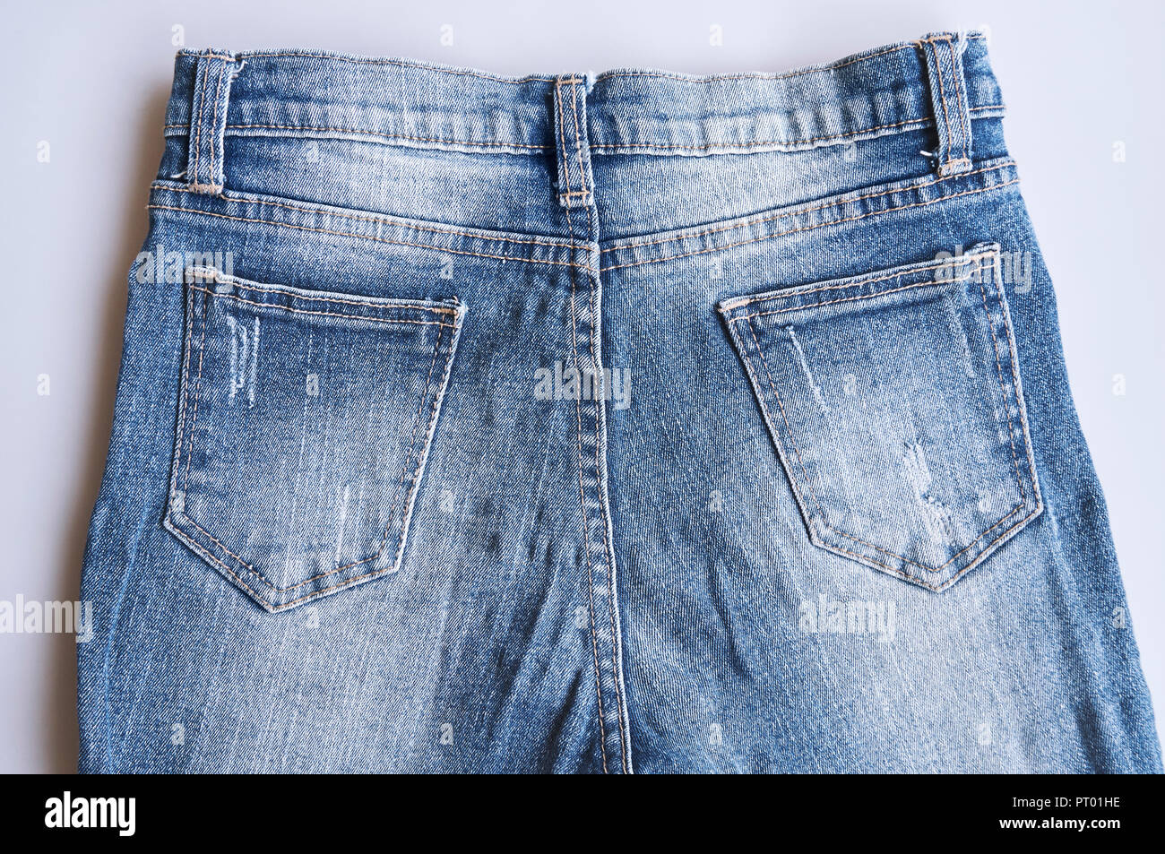 Rückseite der Jeans Textur Detail mit Tasche, in der Nähe auf. Blue Jeans Textur. Stockfoto