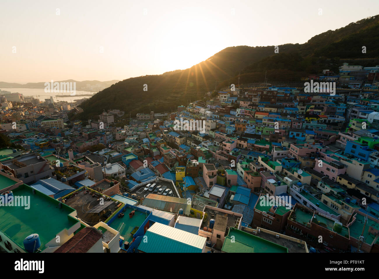 Gamcheon Kultur Dorf mit Häusern in Treppe gebildet - Mode auf dem Ausläufer einer Küstengebirge in Busan, Südkorea. Stockfoto