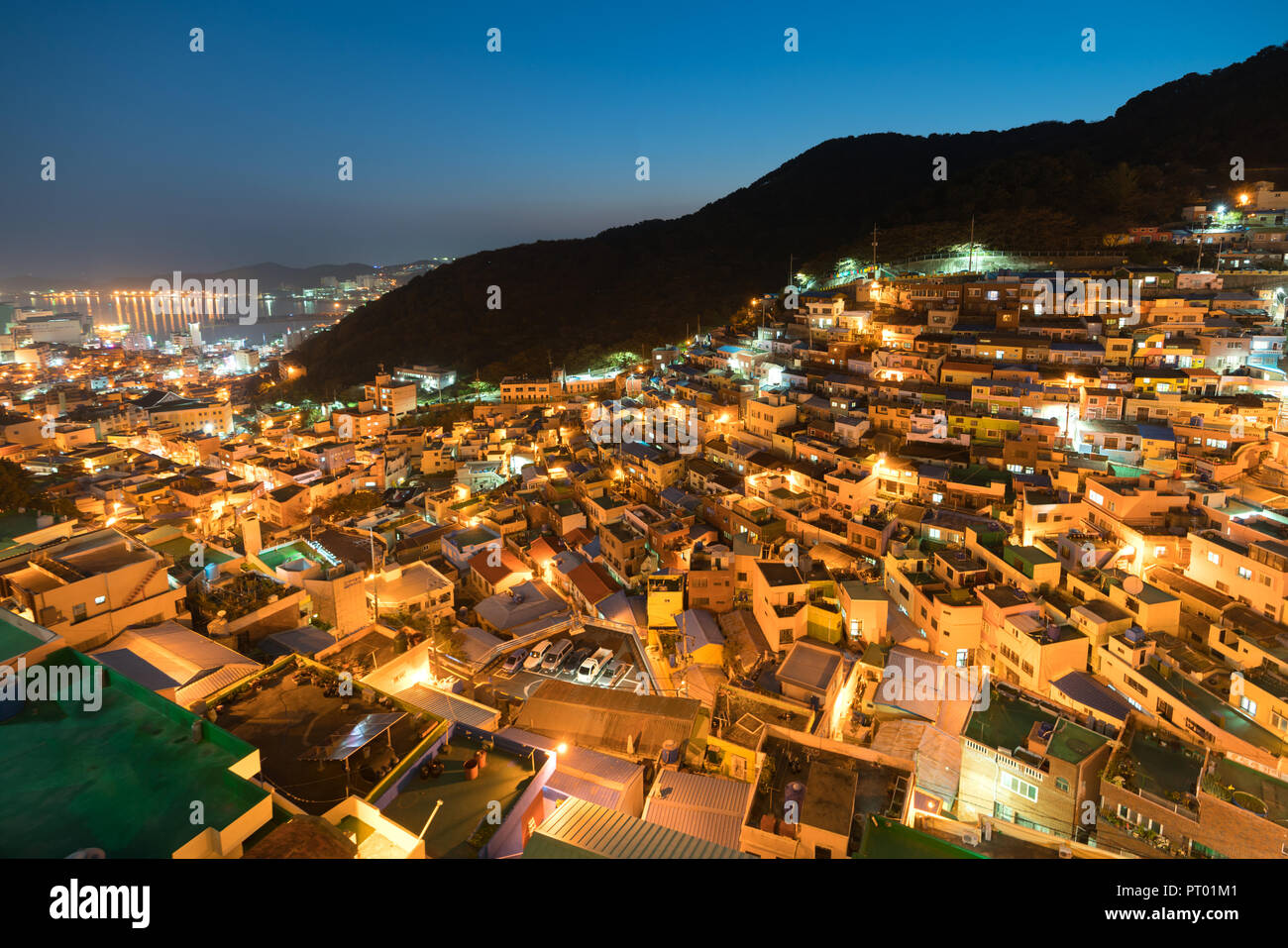 Gamcheon Kultur Dorf mit Häusern in Treppe gebildet - Mode auf dem Ausläufer einer küstengebirge in der Nacht in Busan, Südkorea. Stockfoto