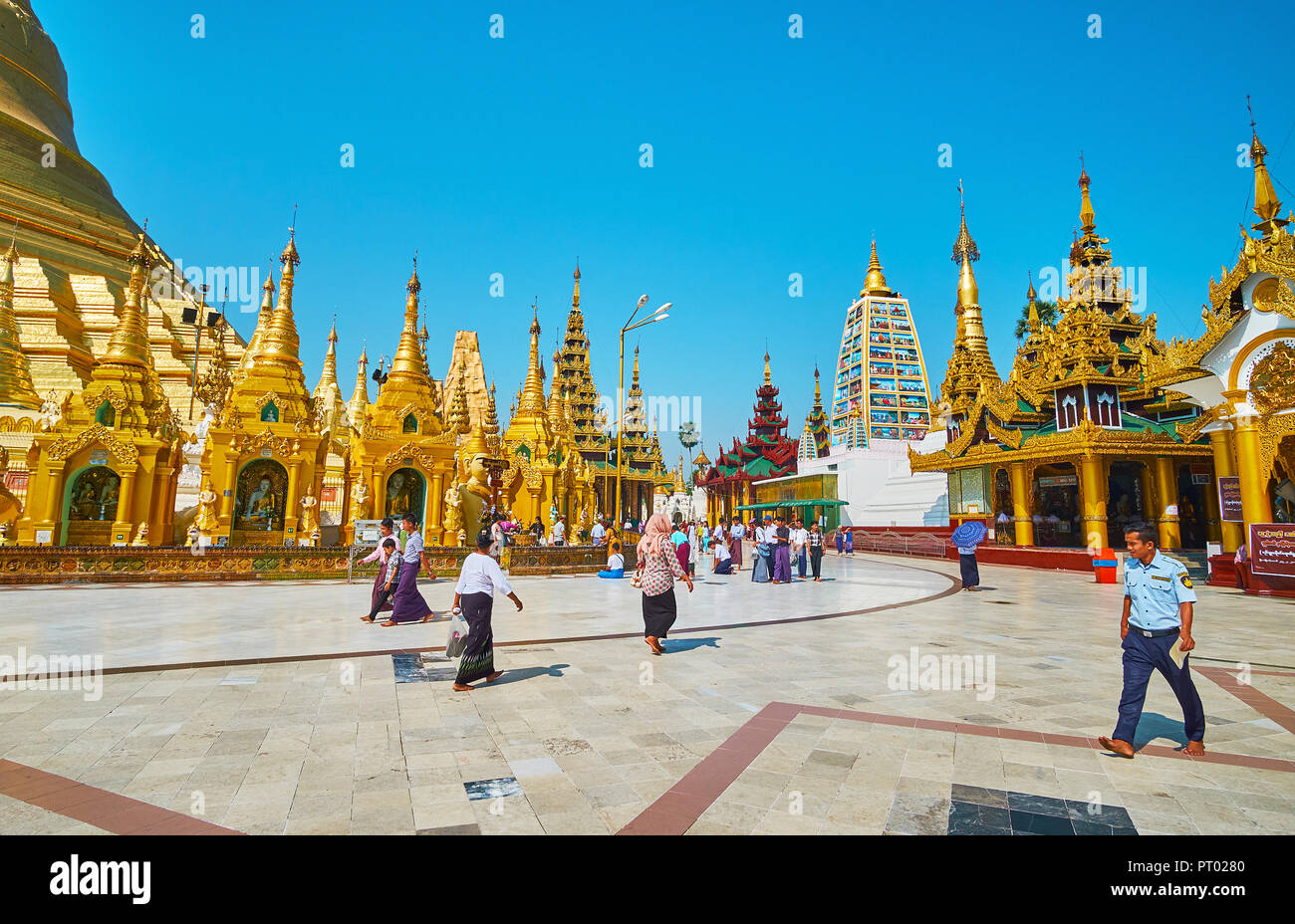 YANGON, MYANMAR - Februar 27, 2018: Touristen und Pilger besuchen Shwedagon Pagode, berühmt für seine herausragende Architektur, zahlreiche religiöse Objekte Stockfoto