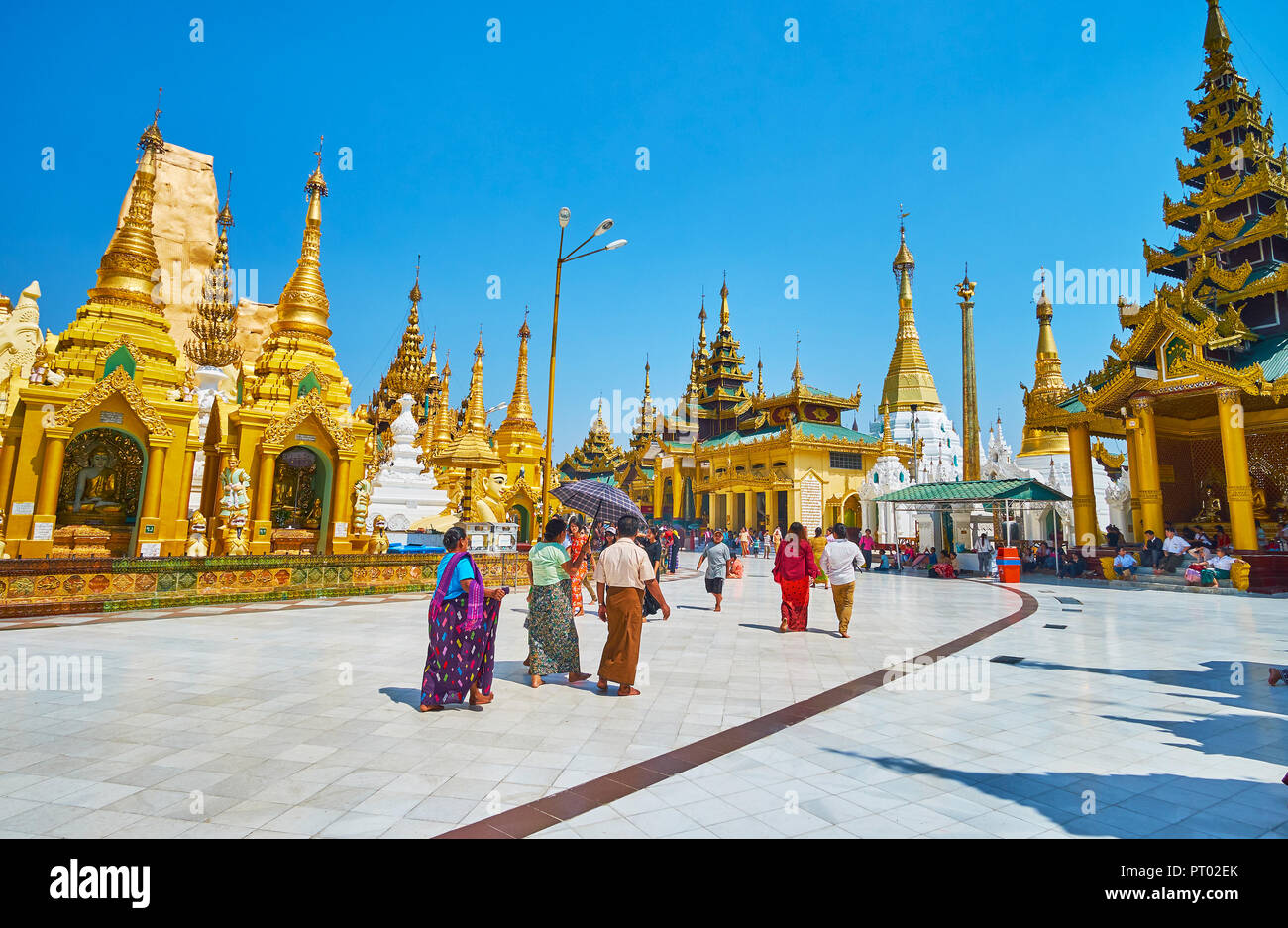 YANGON, MYANMAR - Februar 27, 2018: Die mittelalterliche Komplex der Shwedagon Pagode ist beste Ort traditionelle burmesische Kunst und Kult Architektur zu erkunden, Stockfoto