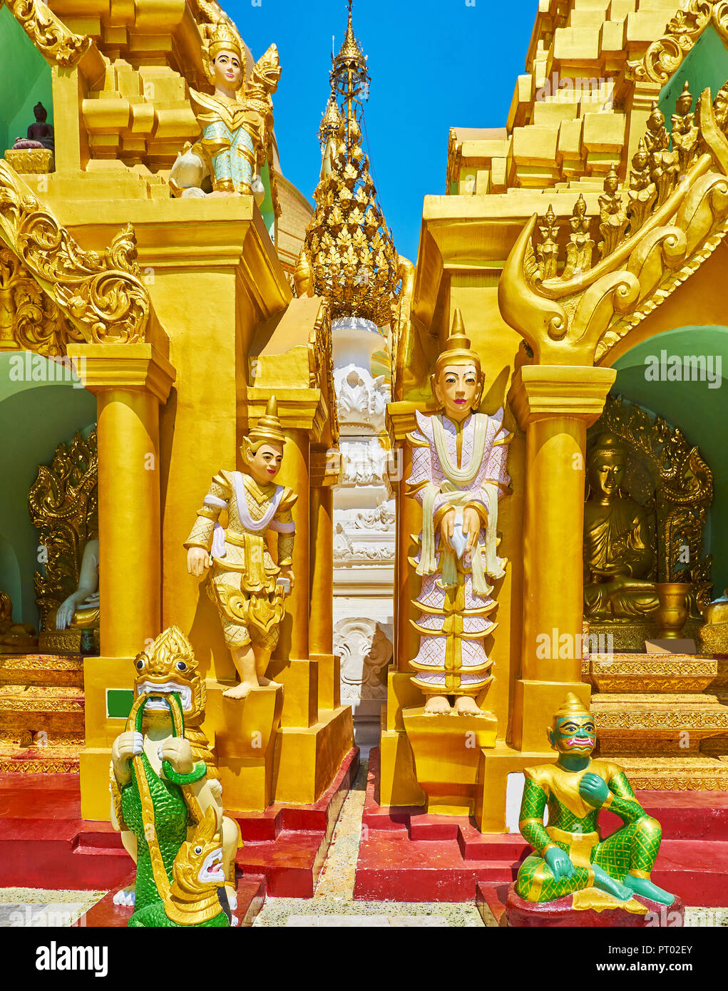 Die Nat-Spirituosen und anderen mythischen Kreaturen, wie leogryphs (chinthe), Schlangen (nagar), belu und manote thiha Guard die Stupas in der Shwedagon Pagode Stockfoto