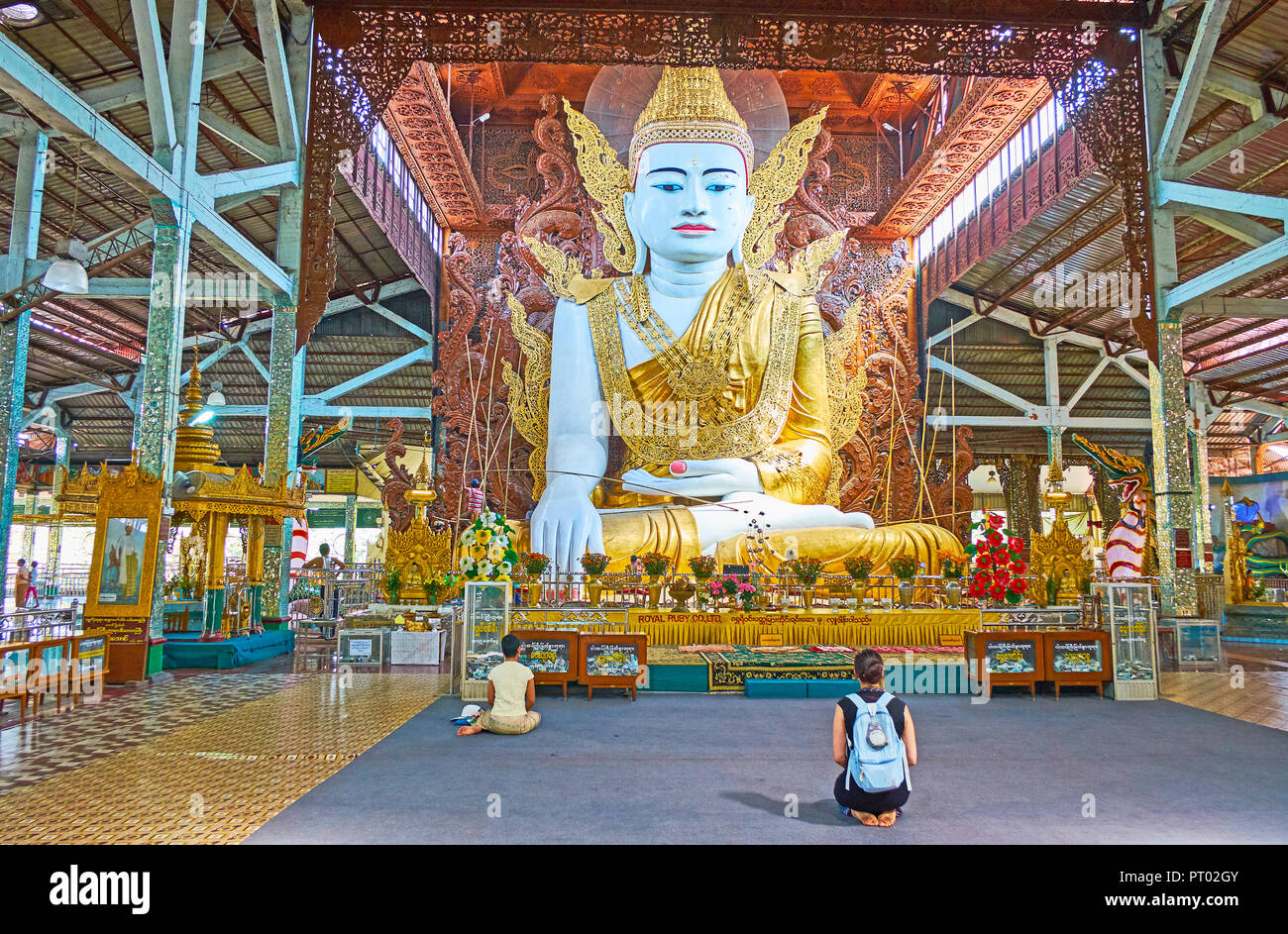 YANGON, MYANMAR - Februar 27, 2018: das Innere der Ngar Htat Gyi Buddha Image House, eines der wichtigsten buddhistischen Tempel in der Stadt, am 27. Februar Stockfoto