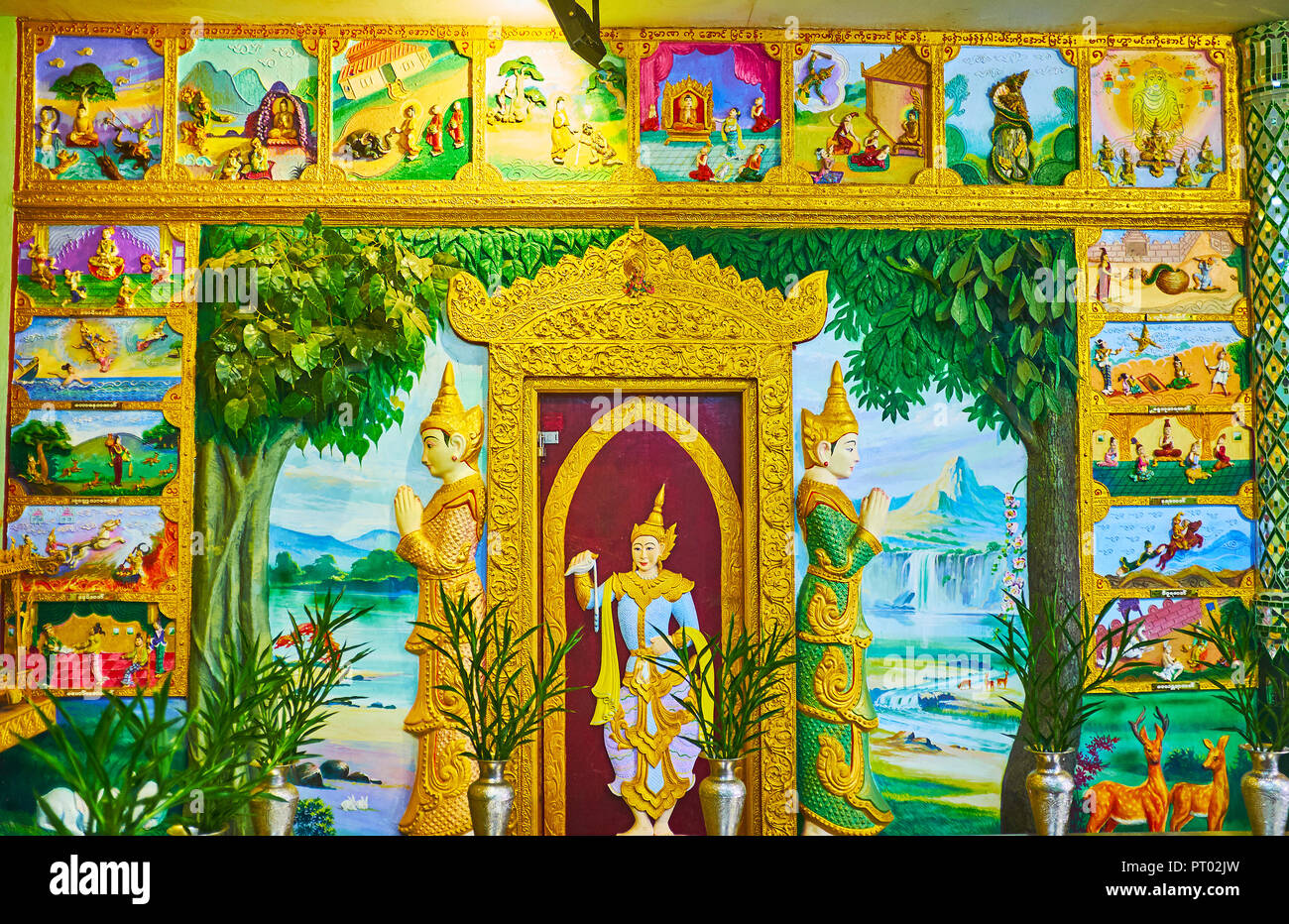 YANGON, MYANMAR - 27. FEBRUAR 2018: Die Skulpturen der Nats (Spirituosen) an den Türrahmen und an der Tür des Chaukhtatgyi Tempel, am 27. Februar in Yangon. Stockfoto