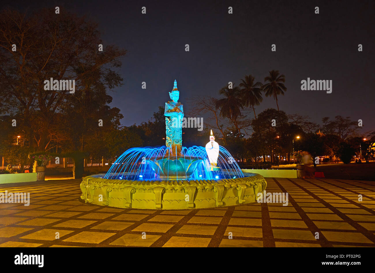Die beleuchtung Brunnen in Theingottara Park, am Fuße des Singuttara Hill und West Tor der Shwedagon Pagode, Yangon, Myanmar. Stockfoto