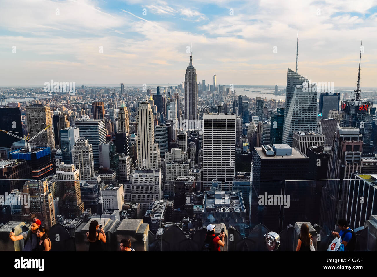 New York City, USA - 21. Juni 2018: Touristen, Luftaufnahme von New York City Skyline von der Aussichtsplattform auf dem Dach Stockfoto