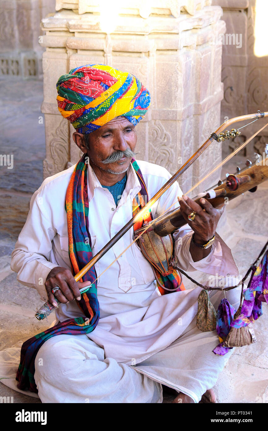 Indien, Jodhpur, Rajasthan: Ravanahatha player, traditionelles Musikinstrument Stockfoto