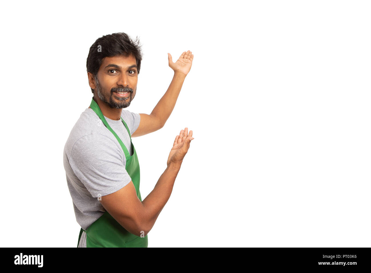 Freundlich SB-Warenhaus oder Supermarkt indischen männlichen Mitarbeiter präsentieren Leer copyspace hinter ihm mit beiden Händen auf weißem Hintergrund Stockfoto