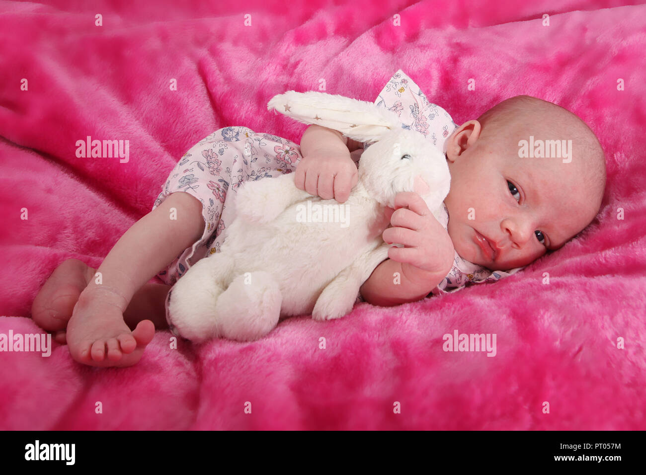 Covid19 Pandemie Baby Boom, neugeborenes Baby Mädchen Stockfoto