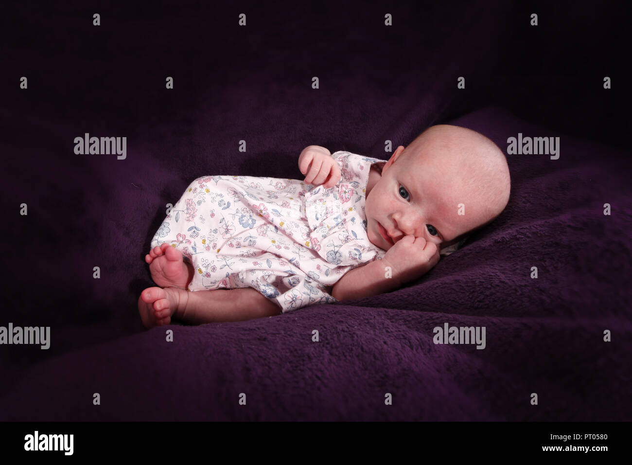 Neugeborenes Babymädchen Stockfoto