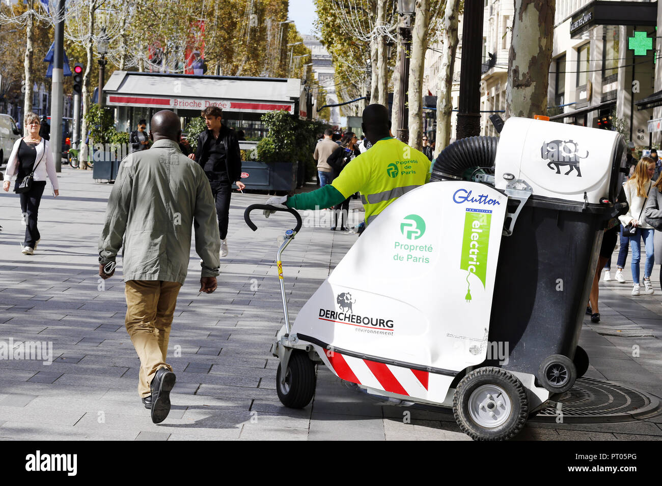 Street cleaning paris Fotos und Bildmaterial in hoher Auflösung Alamy