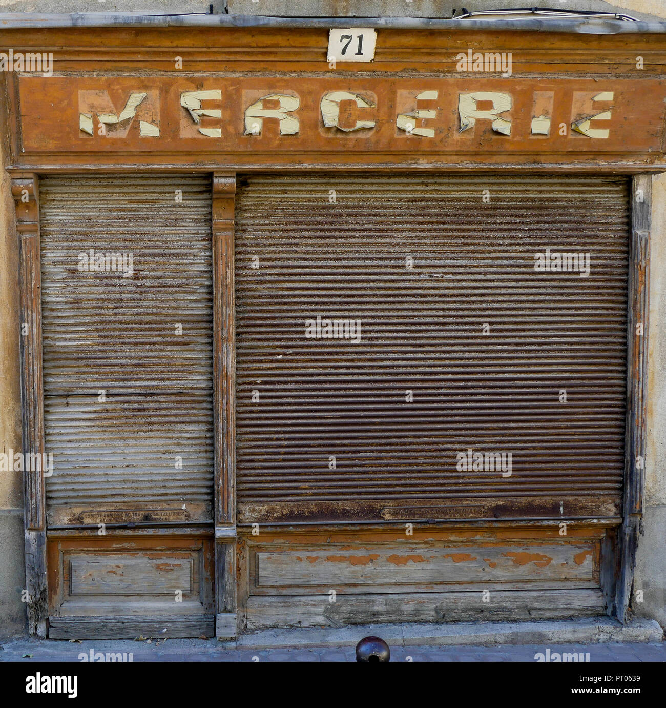 Alte geschlossen Kurzwaren shop, Carcassonne, Aude, Frankreich Stockfoto